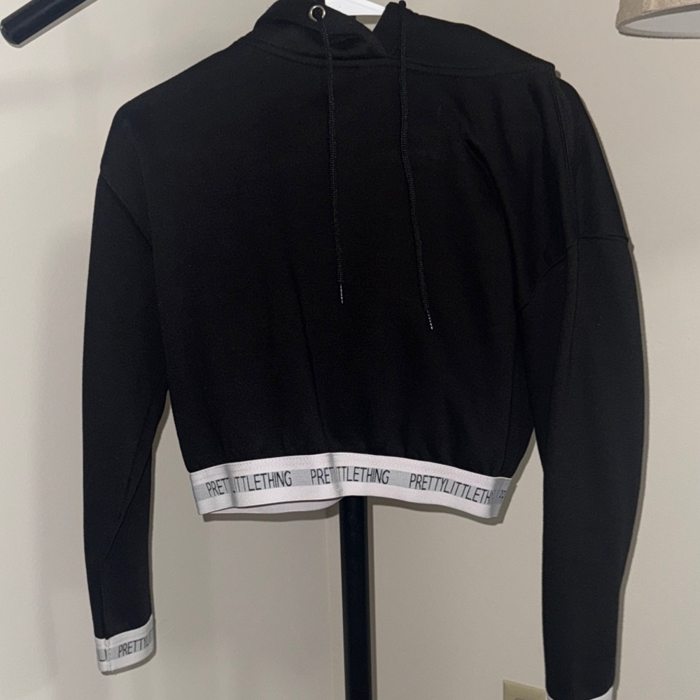 PrettyLittleThing Black Cropped Hoodie with Logo Band